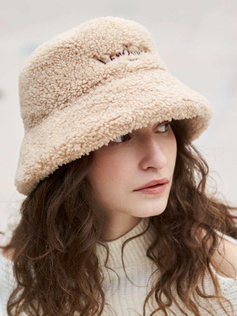 [SIGNATURE LINE] FAUX FUR BUCKET HAT WITH LEMÖNPLET LOGO