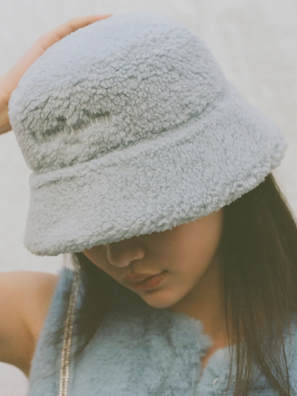 [SIGNATURE LINE] FAUX FUR BUCKET HAT WITH LEMÖNPLET LOGO