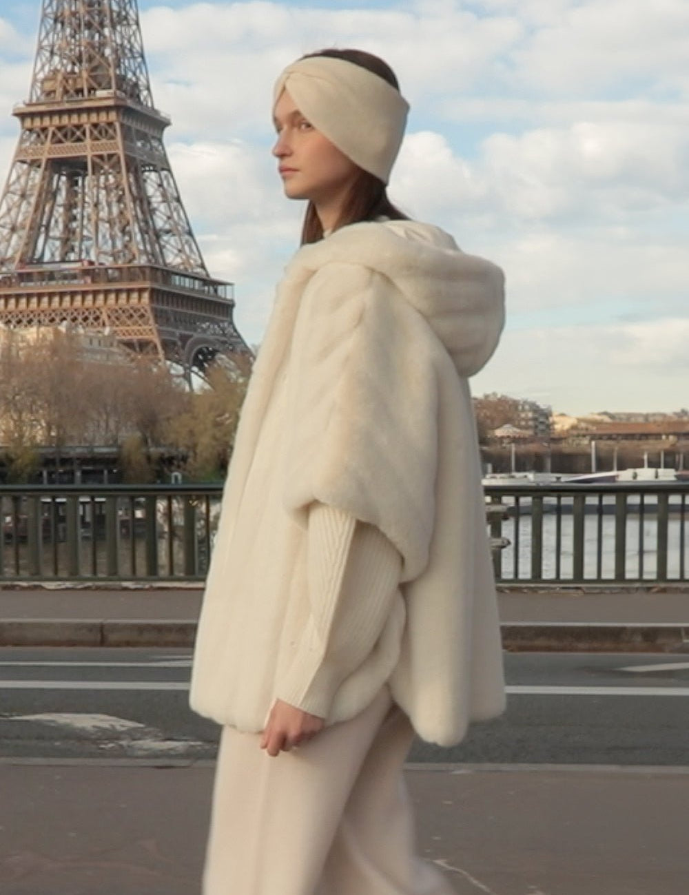 FAUX FUR HE-A HOODED PONCHO